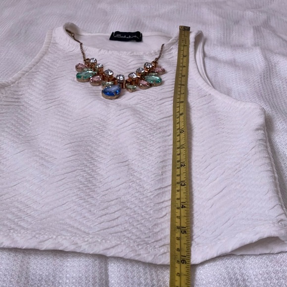 White sleeveless top with detachable necklace embellishment - Picture 6 of 7